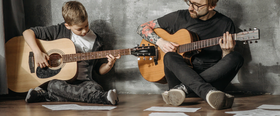 Billede af pige med guitar Guitarsammenspil